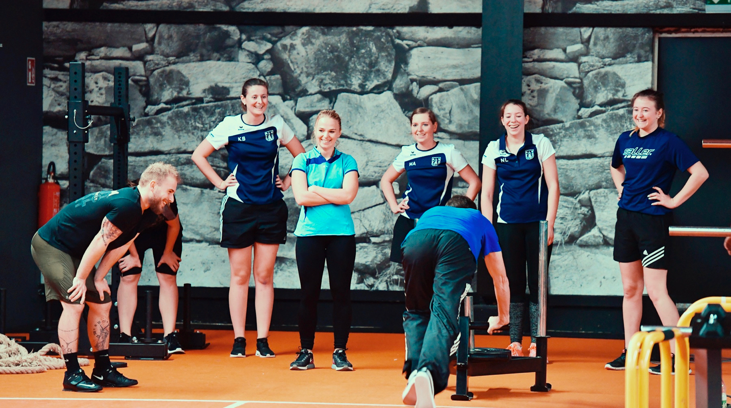 behind:the:scenes:it's:your:stage:start:play:repeat - SV Bavaria Waischenfeld die Frauenfußballmannschaft beim Cross Gym Trainin mit Bastian Lumpp in der Sportwelt Pegnitz